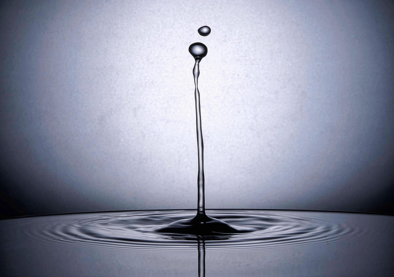 Water drop, splash, high speed — Mastering Focus in Online Poker